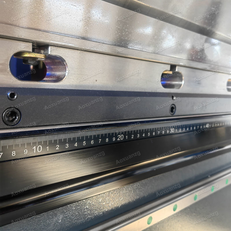 Thickness 1.5mm Stainless Steel Hydraulic CNC Press Bending Machine Force 630kn Press Brakes