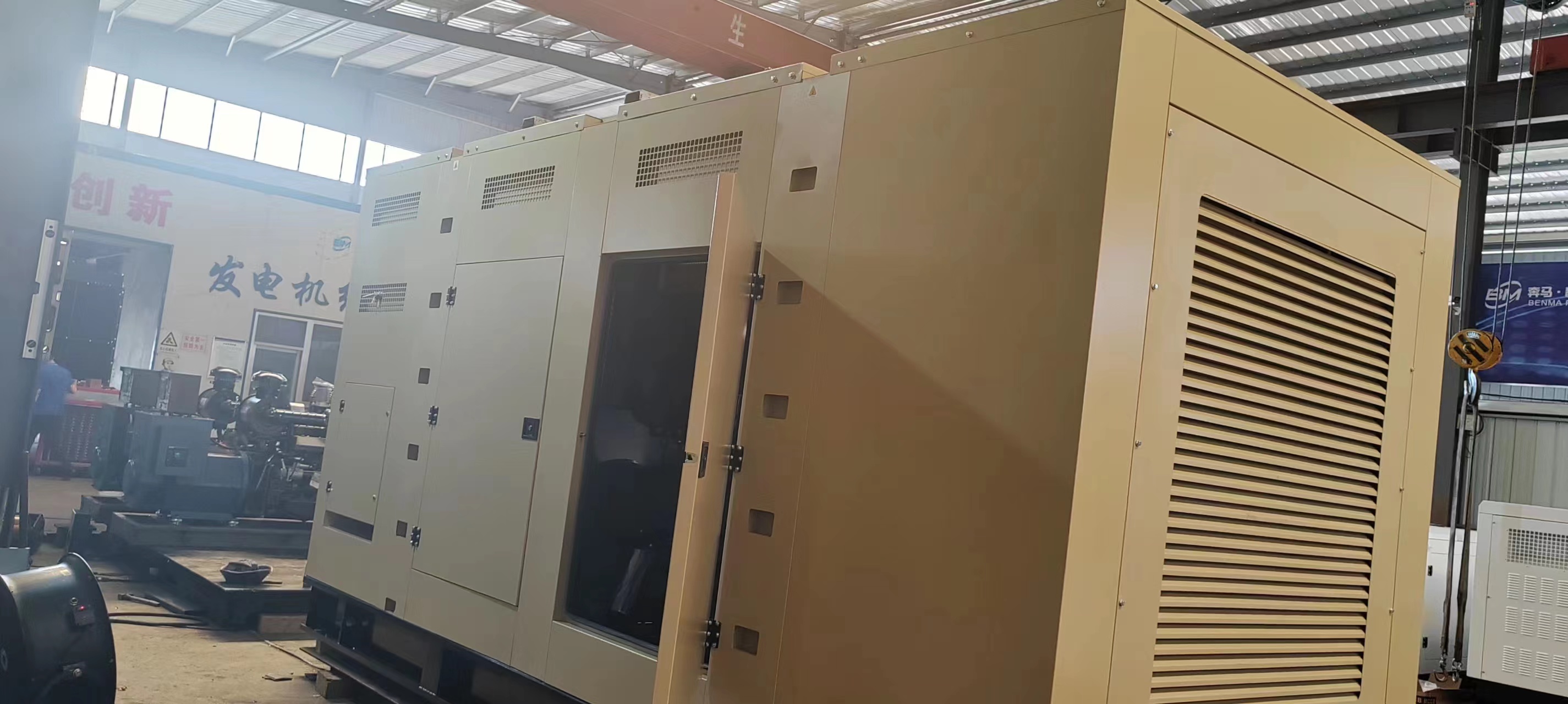 800KW Guangxi Yuchai Diesel Generator Set with Air Filter and Water Cooling System