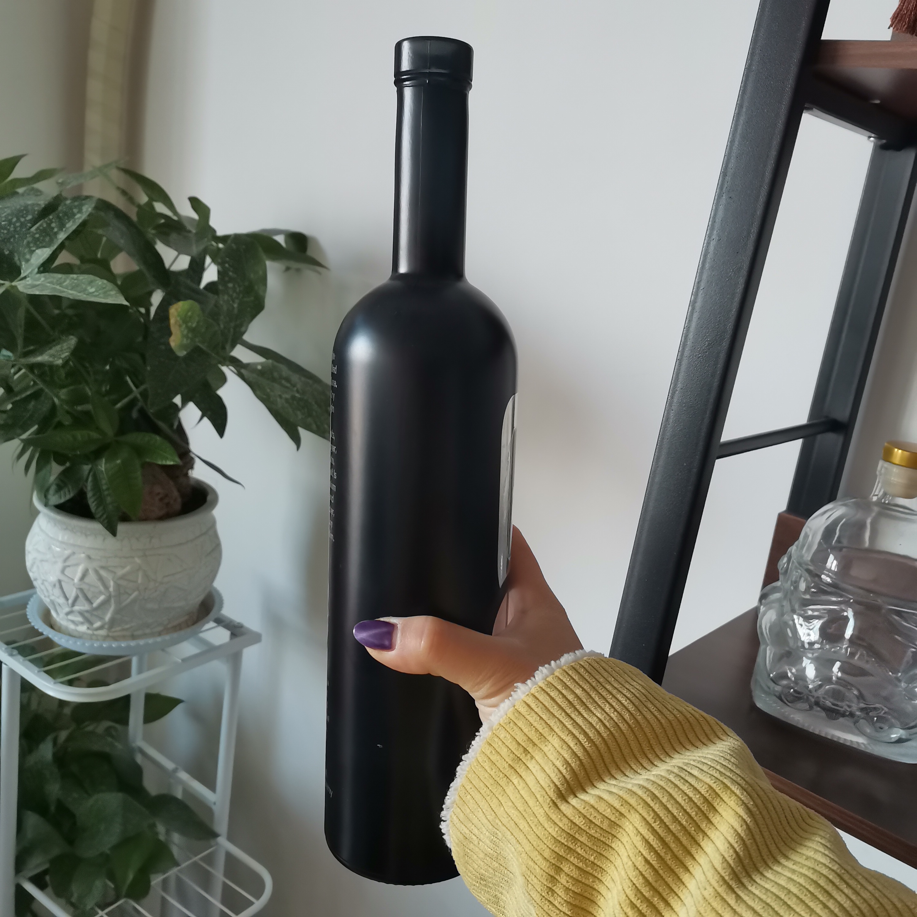 Custom 250ml 500ml 700ml 750ml Matte Black Color Round Long Neck Spirit Glass Bottle