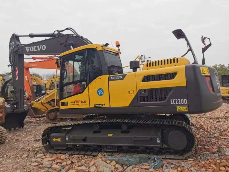 Used Crawler VOLVO EC220D Excavator with 0.8–1.8 m3 Bucket Capacity