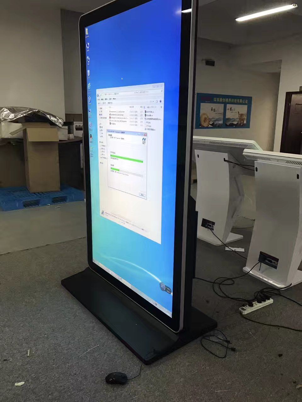 86inch 3840*2160 Interactive Lcd Free Standing Monitor 4000 1 Contrast Ratio 8GB-32GB Storage 2GB-16GB RAM