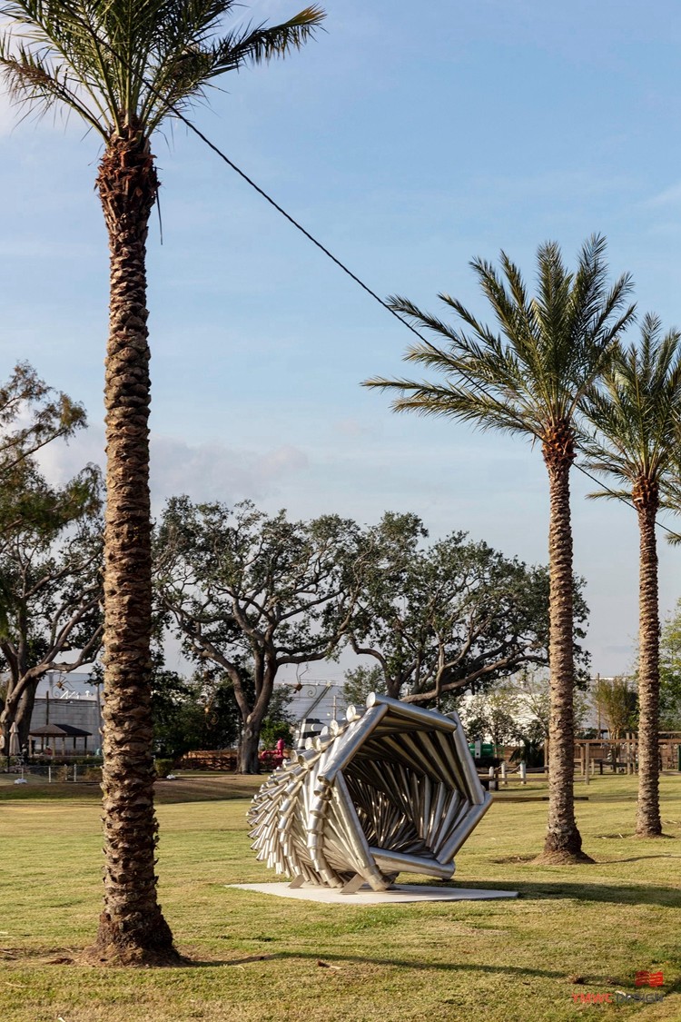European Style Outdoor Twisted Spiral Structure Sculpture with Polished Mirror Finish