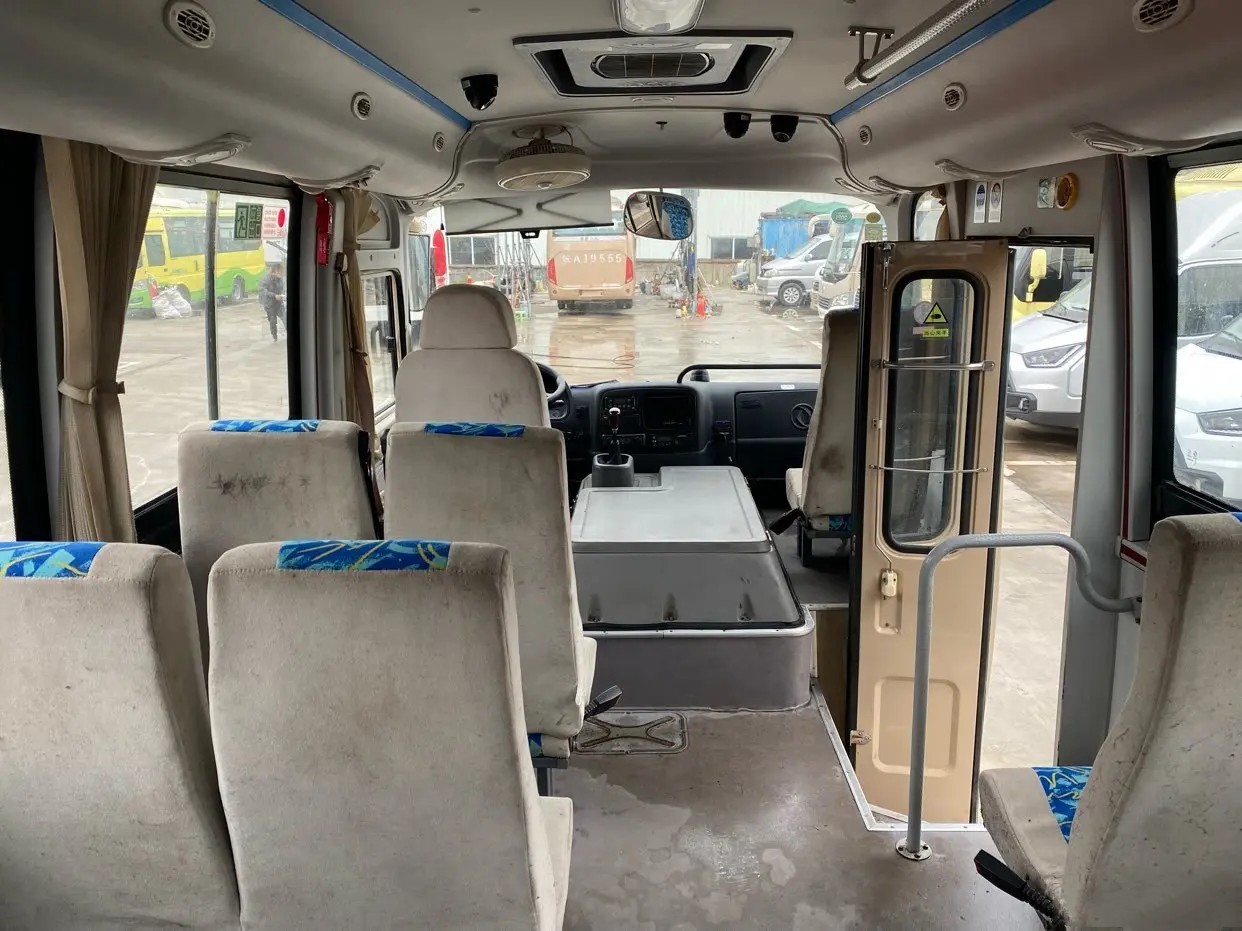 2nd Hand Bus Sliding Windows Yuchai Engine 19 Seats Air Conditioner Uesd Dongfeng Mini Bus DFA6600
