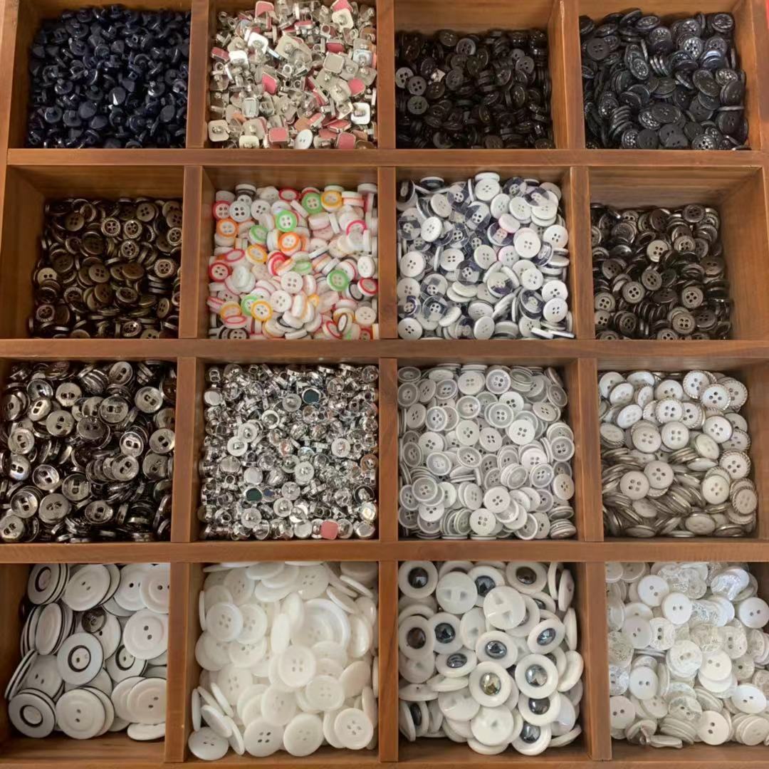 10mm 11.5mm 12.5mm custom brand 4 holes polyester resin material man shirt buttons with LOGO