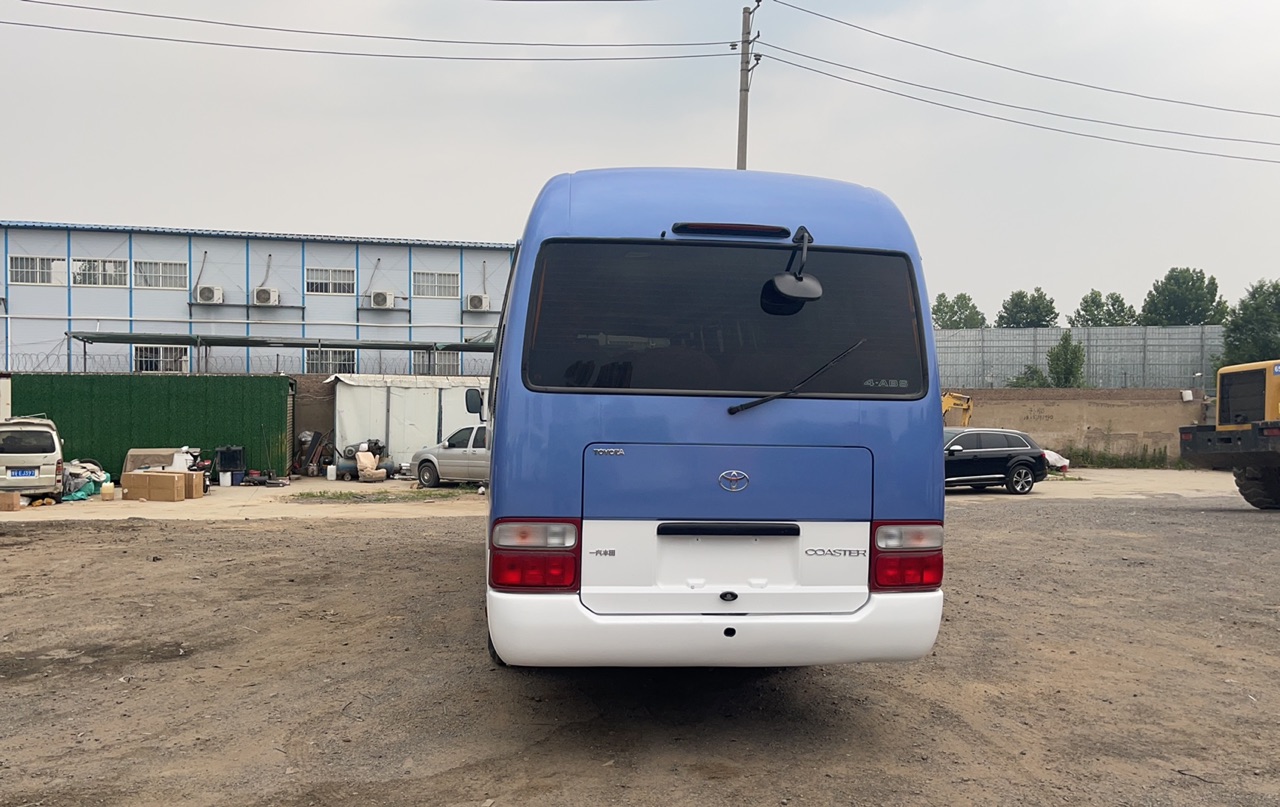 Luxury 21 Seater Toyota Coaster Mini Bus with Engine Capacity 4L Tyres 255/70R 22.5-16