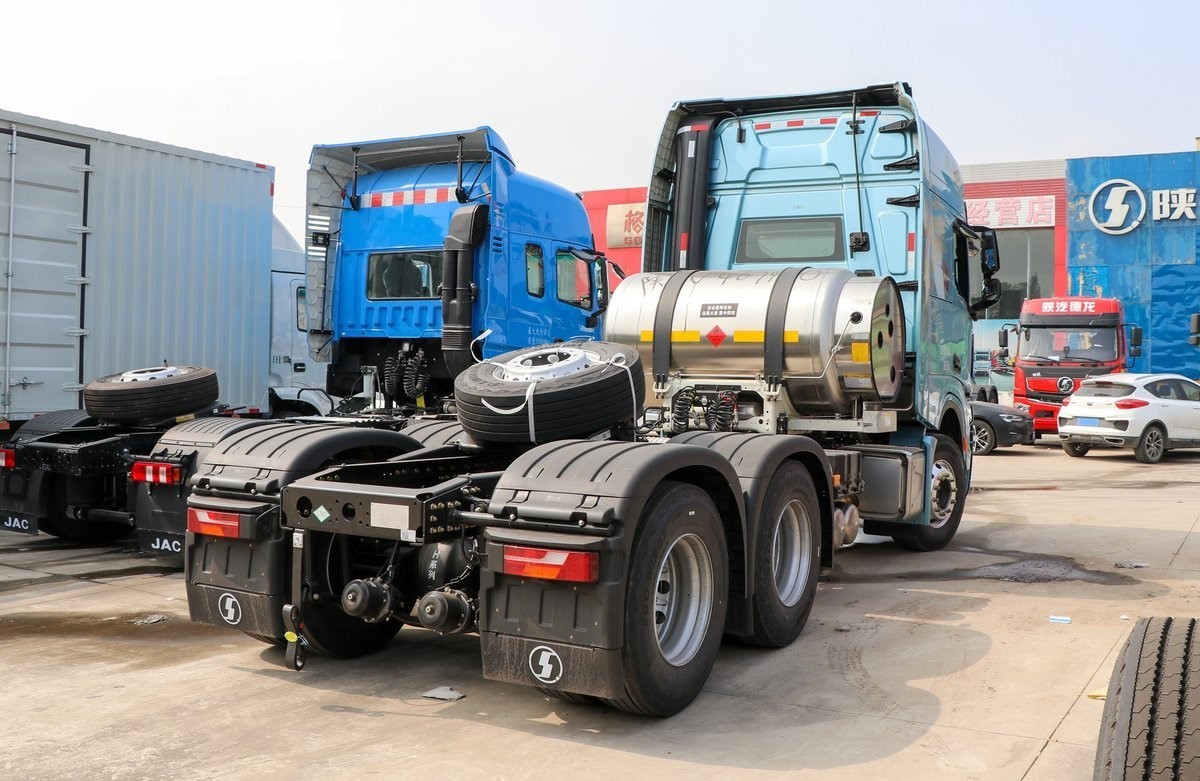 Big Capacity 50T Load Shacman X3000 6X4 Tractor Truck With 1500-2000Nm Maximum Torque