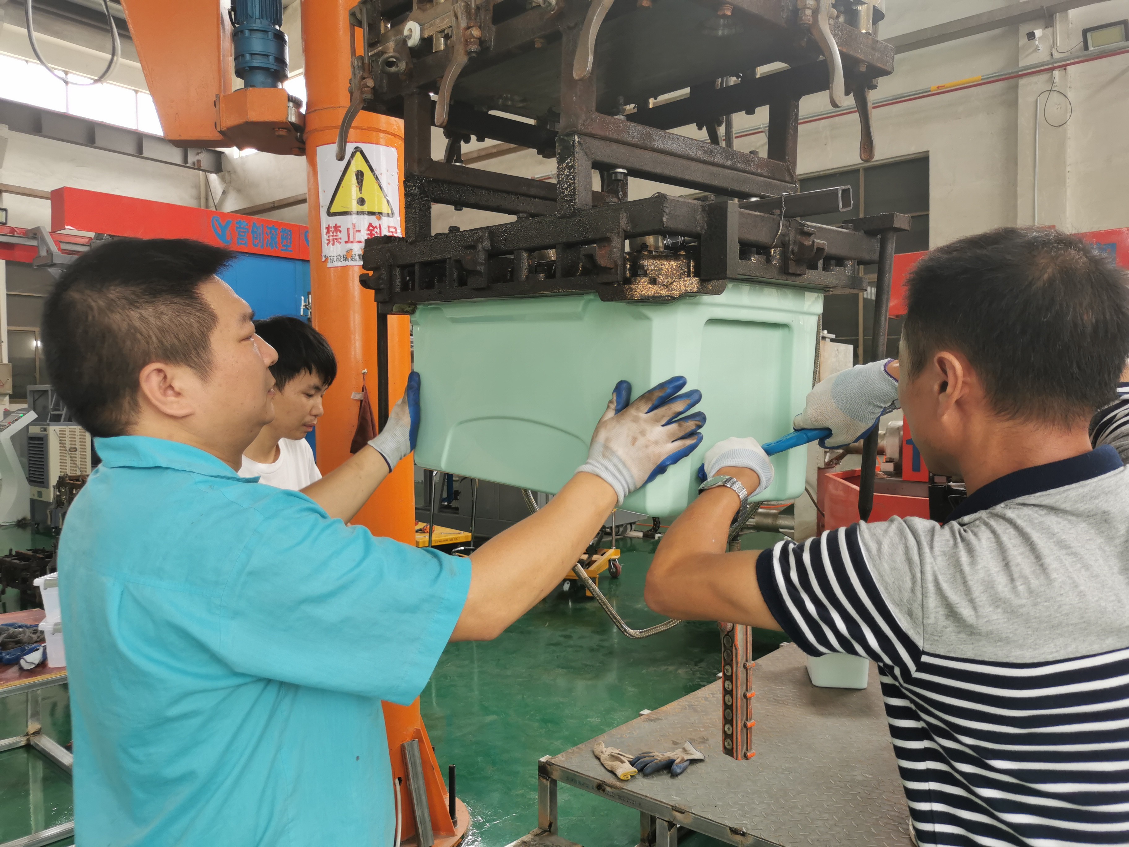 Convenient Handle Rotomolded Lunch Cooler For Customized Preferences