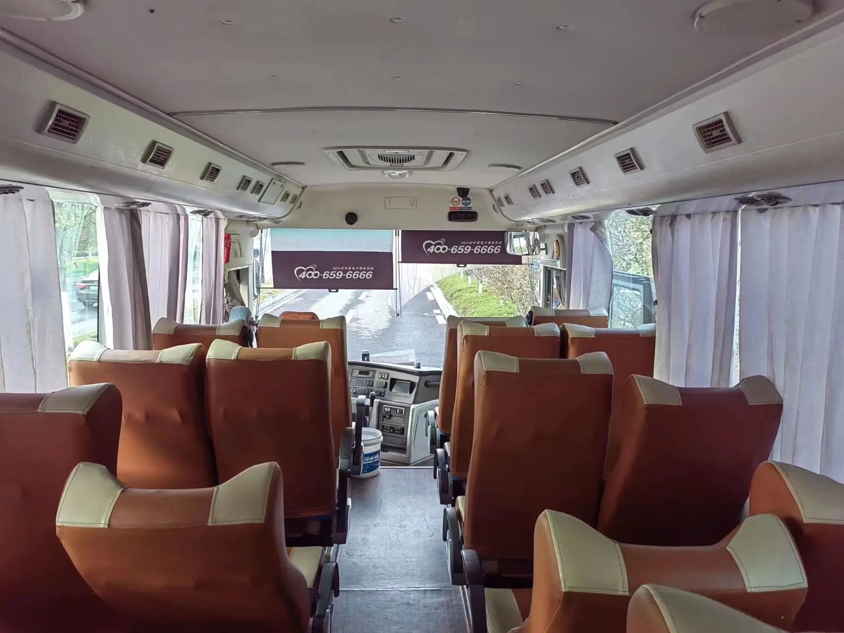 Used Shuttle Bus 47 Seats Yuchai 6 Cylinders Engine Air Conditioner 10.7 Meters Second Hand Young Tong ZK6115