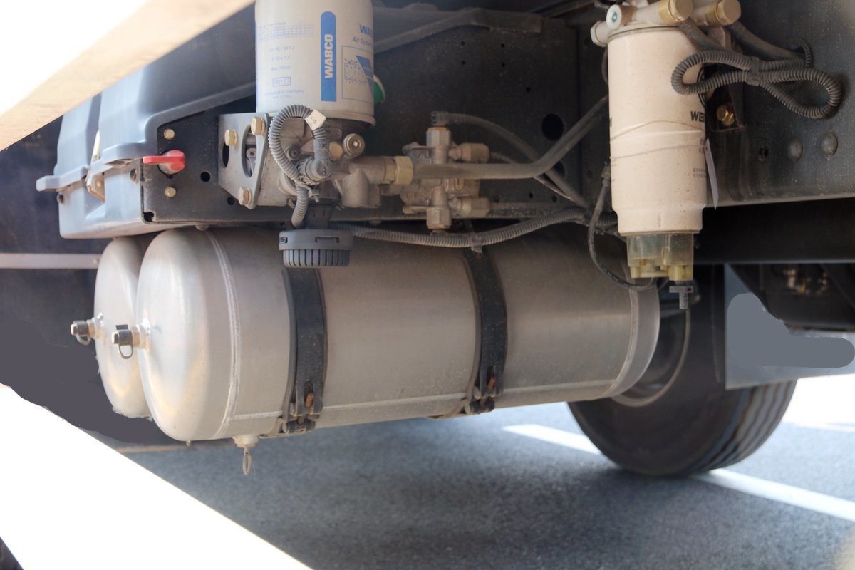 Qingdao Jiefang CA5310 JH6 Diesel 12 Gear 400 Hp 8X4 High Roof Deflector 9.4m Refrigerated Truck