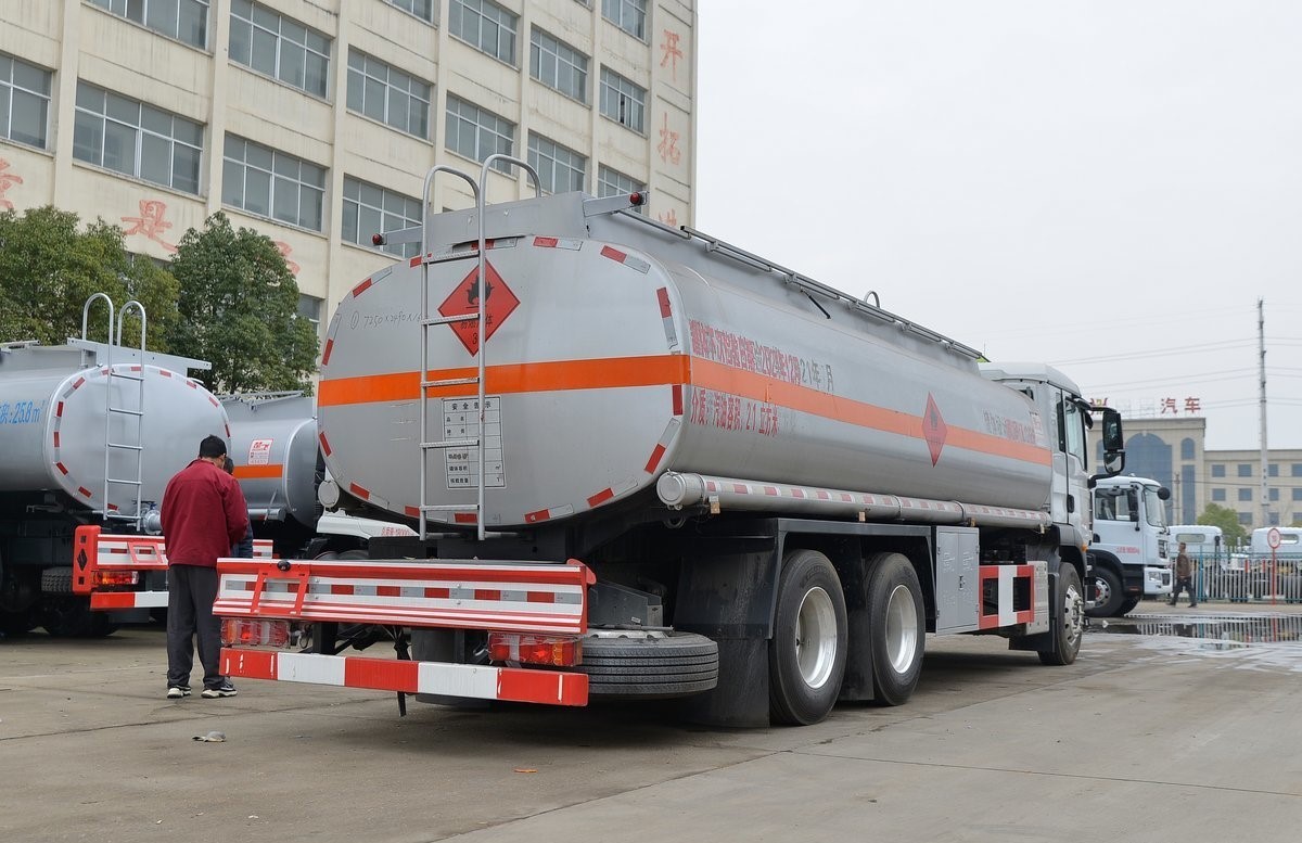 Howo 8X4 6X4 Oil Tank Trucks Essential For Public Works Projects And Disaster Relief
