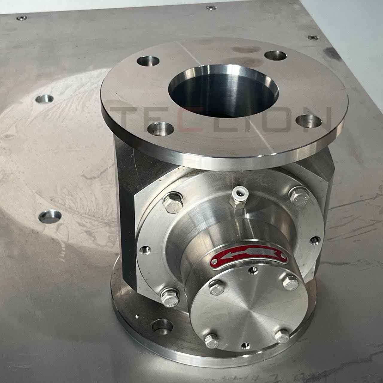 Stainless steel rotary valve for conveying food and drug powders