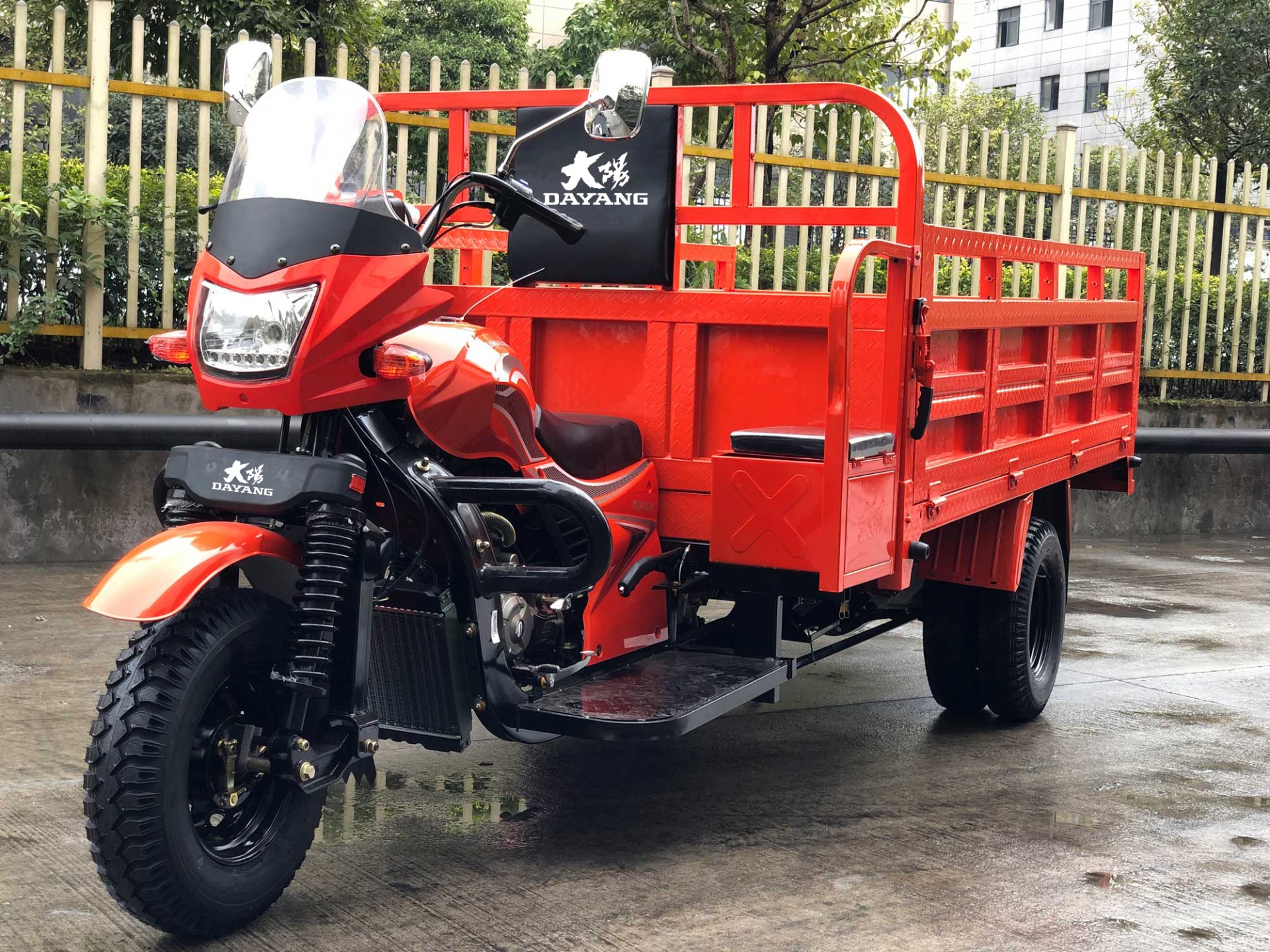 Disabled Petrol Gasoline Engine Farm Tricycle with Custom Red Body and Standard Size