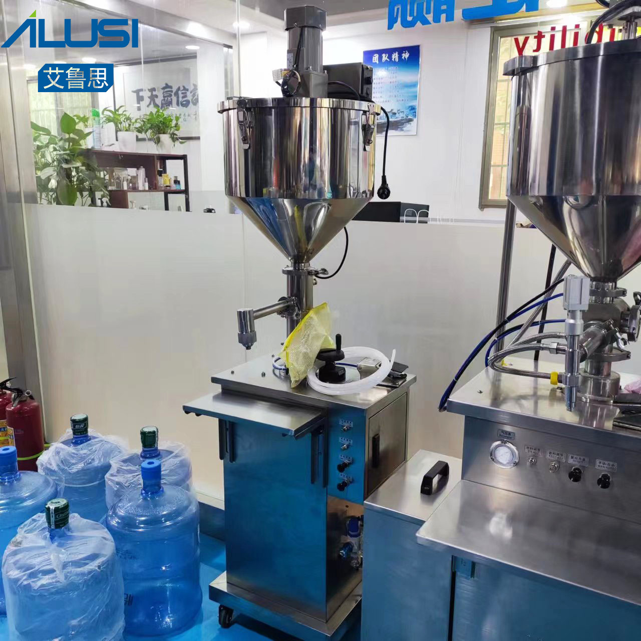 Vertical Pneumatic Cream Lotion Filling Machine With Mixer 2KW