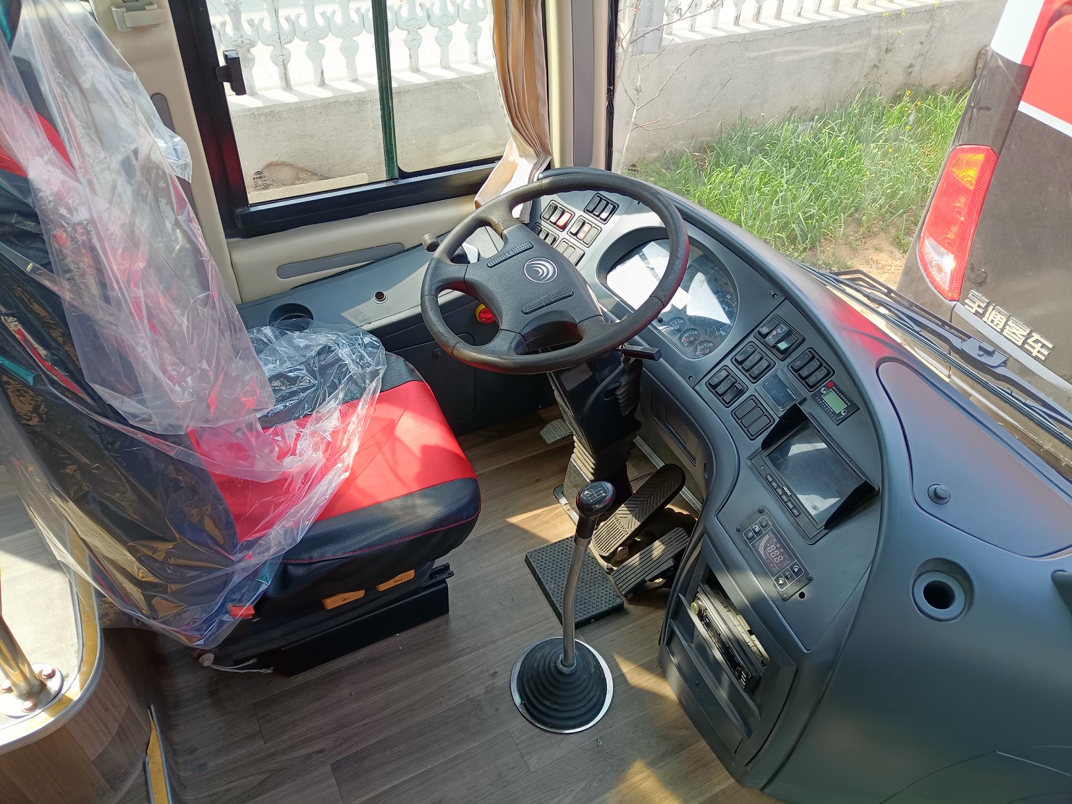 243kw Euro 3 Luxury 50-60 Seater Diesel Coach Bus for Africa in Perfect Condition