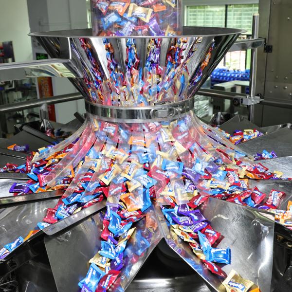 Automatic weighing packing machine flour packing machine chips packing machine packing and sealing machine Multi-head sachet packing machine auto