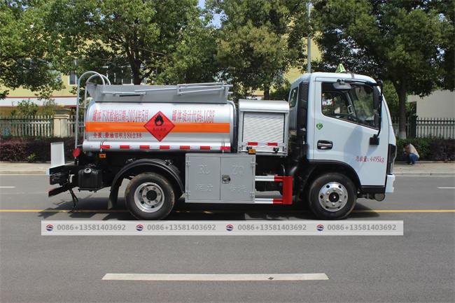 4x2 2000L Mini Fuel Dispenser Truck Small Fuel Tanker Truck Left Hand Drive