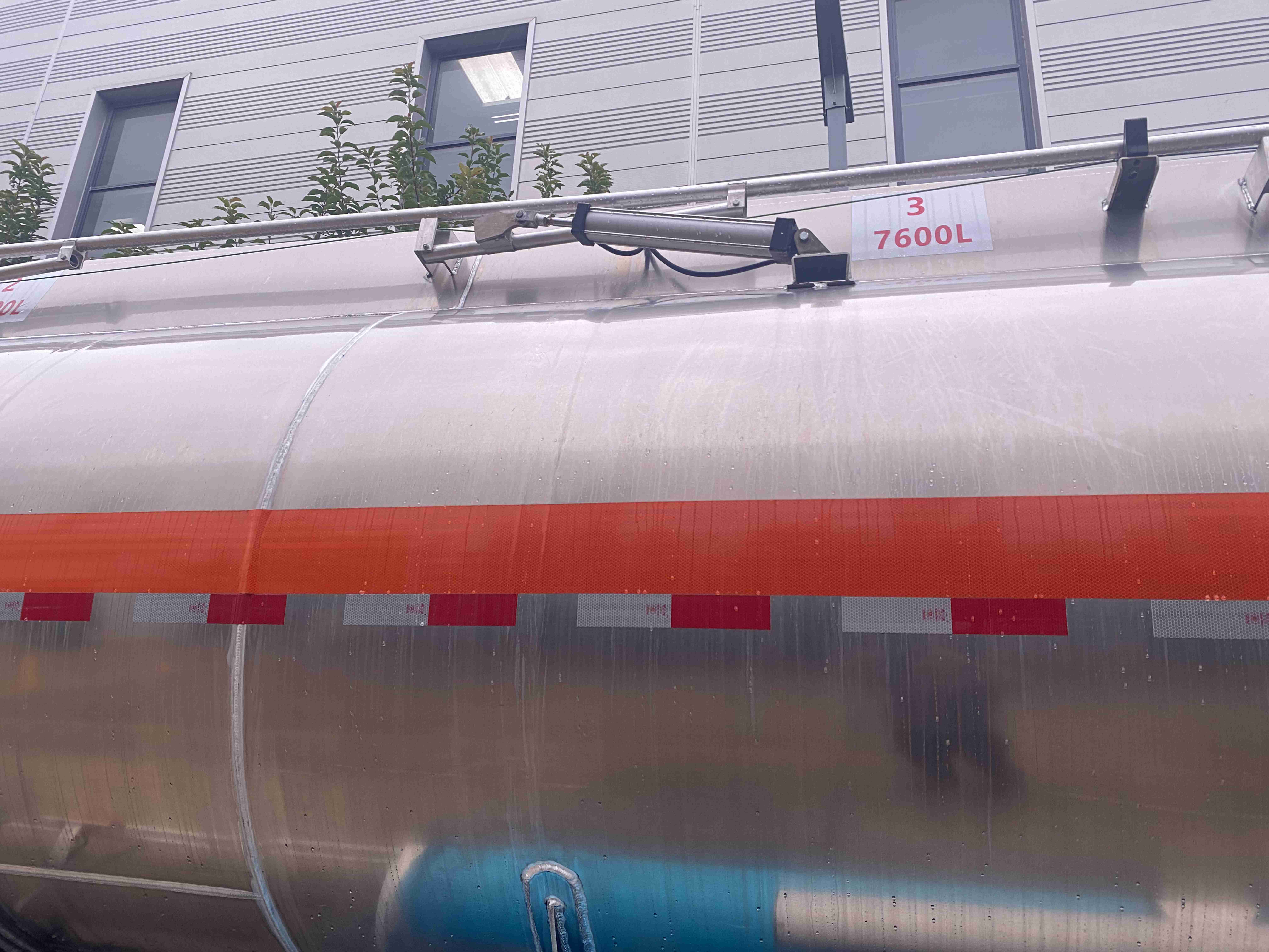 China's High-quality 3-axle Aluminum Alloy Oil Tanker Maximum Load Capacity Of 60000L