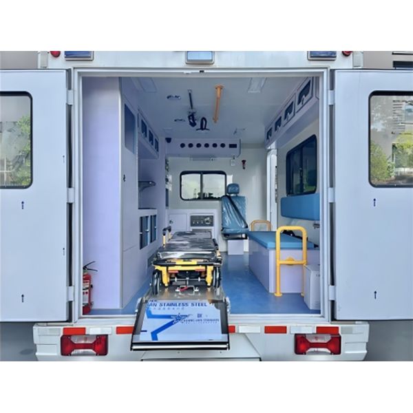 Right Hand 4*4 4 Wheel Drive Ambulance Truck Fist Aid Vehicle SHACMAN Cabin Ambulance Diesel 240Hp Medical Equipment Stretcher