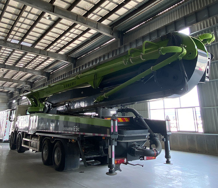 Weichai / Commins Engine Safe Pump Concrete Truck For Urban Planning And Construction Needs