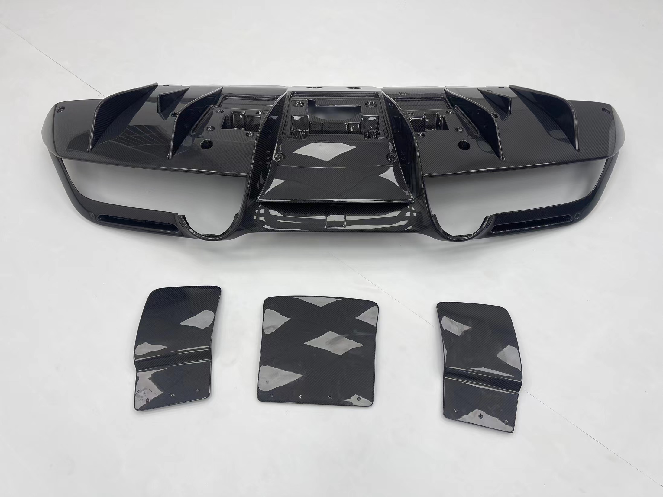 Auto Parts ForFerrari F8 Carbon Fiber Body Kit F8 Upgrade Novi Style Diffuser Carbon Fiber Diffuser