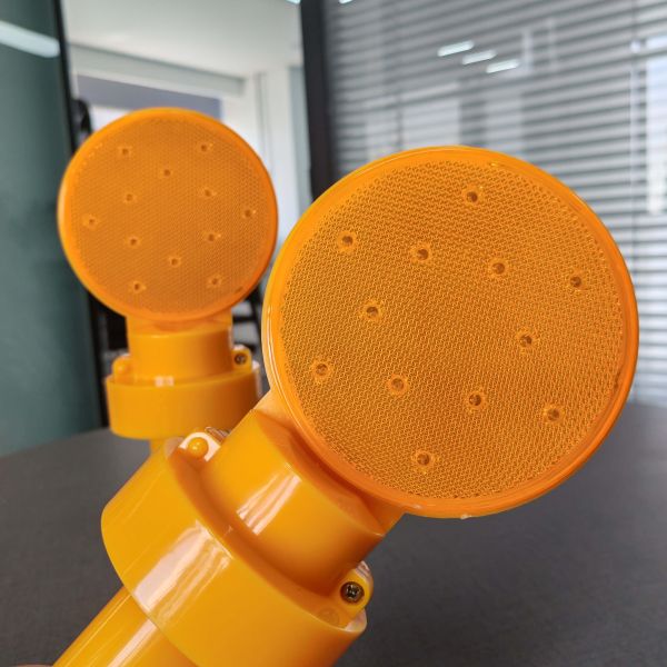 Solar Powered LED Traffic Warning Light with 19cm Diameter and Yellow Flashing Light for Road Safety