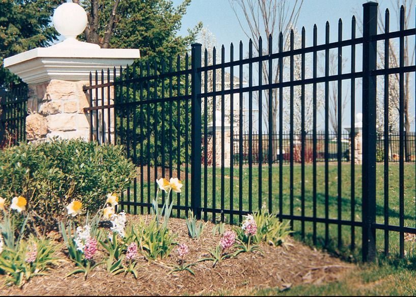 Powder coated Black 1.8x2.0m Steel Tubular Fencing With Crimp Top