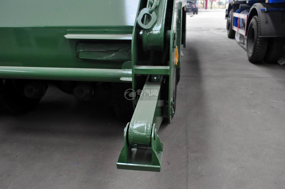 Cheap price SINOTRUK HOWO 6x4 hook lift garbage truck