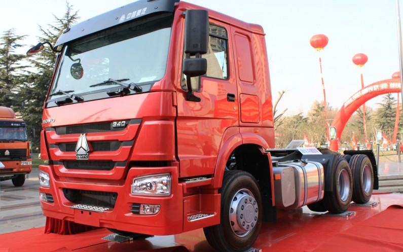 Sinotruck Howo 150 - 250hp 6x4 5700x2480x2680 mm prime mover 10 wheels Tractor Truck Trailer Head price for sale