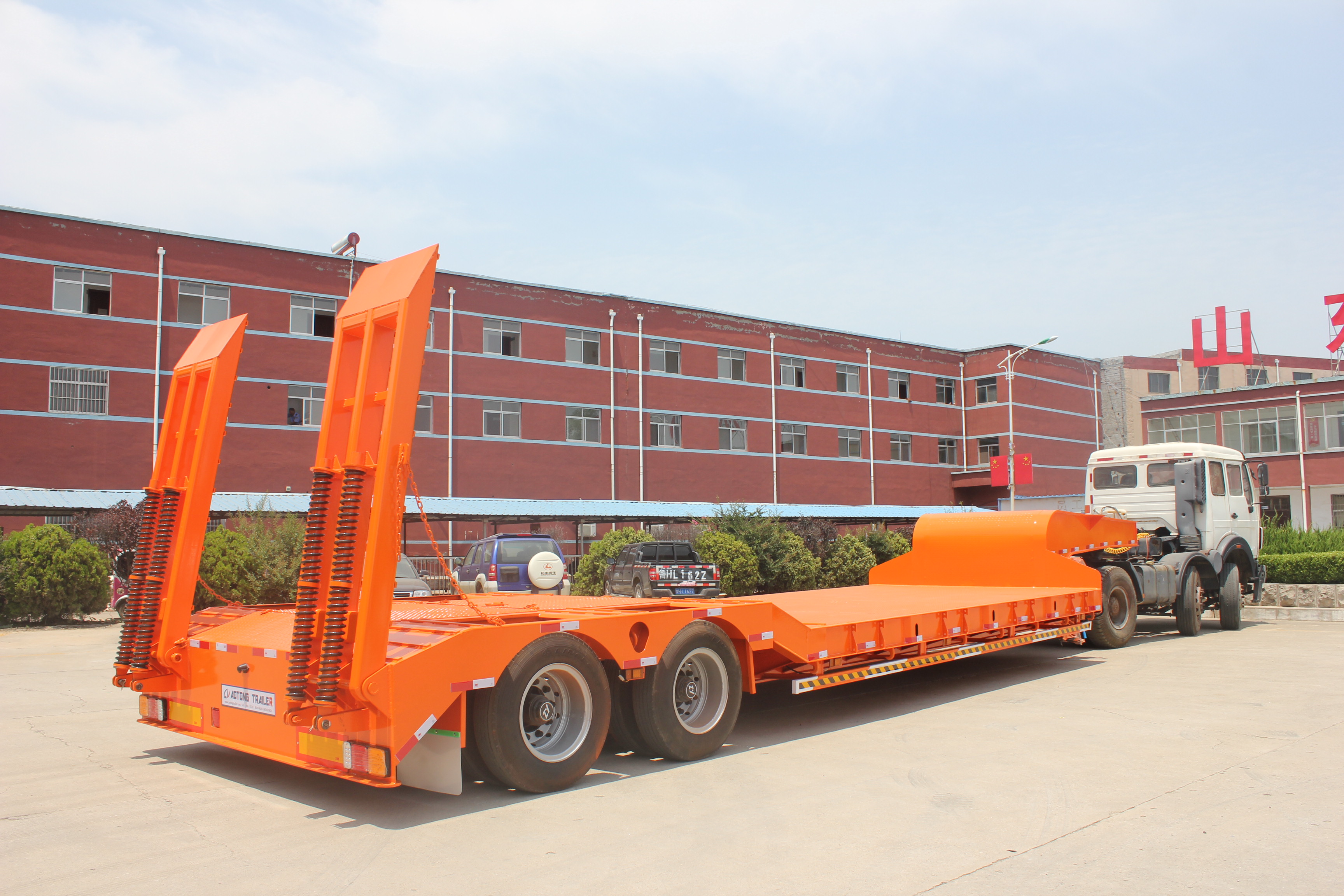 Mechanical Suspension low loader excavator trailer 100tons for heavy duty truck trailer