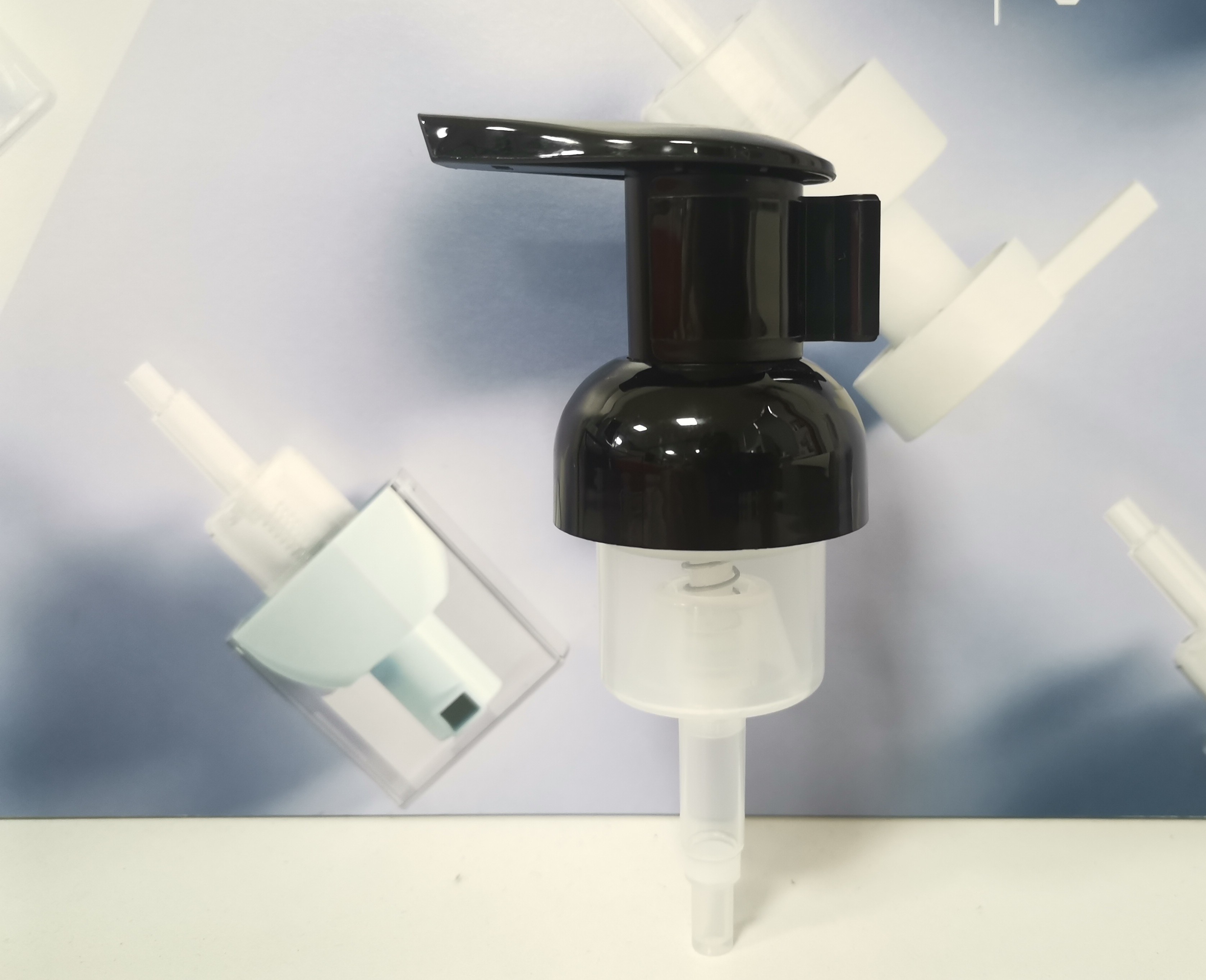 0.8cc Discharge Rate Plastic Lotion Pump with External Spring and Clip Lock, actuator 360° turn