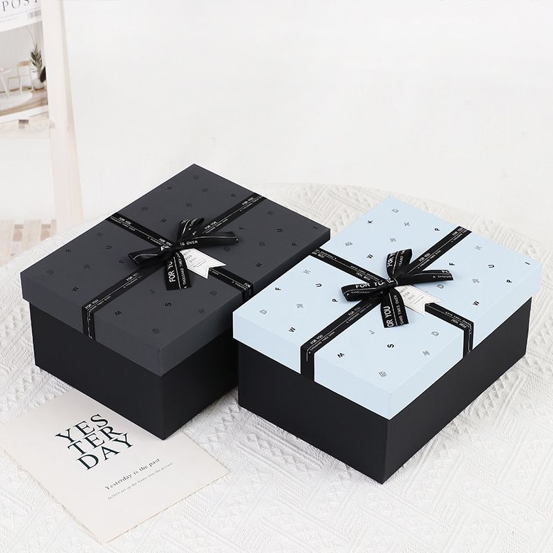 Solid Color Advanced Custom Logo Printing Fashionable Rigid Cardboard Packaging Apparel and Shoes Gift Box with Straps