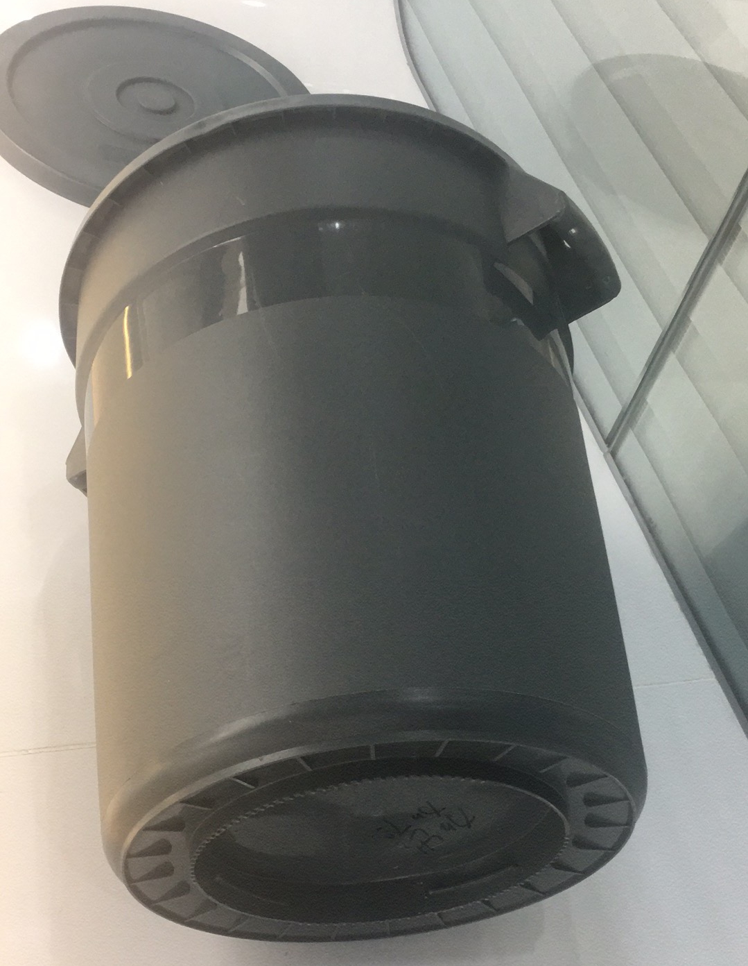 plastic dustbin for kitchen closed 40L Plastic Round Waste bin