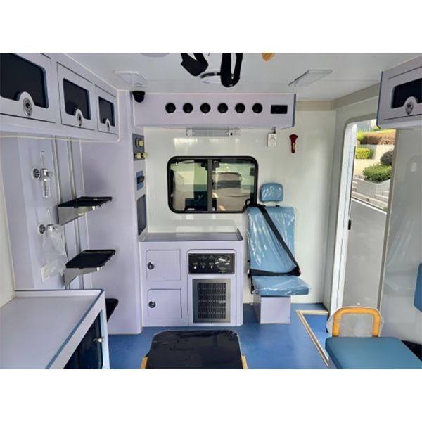 Right Hand 4*4 4 Wheel Drive Ambulance Truck Fist Aid Vehicle SHACMAN Cabin Ambulance Diesel 240Hp Medical Equipment Stretcher