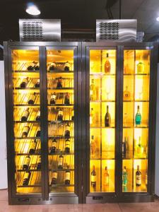 China Hot selling liquor bottle display shelf high quality wine cabinets with low price on sale