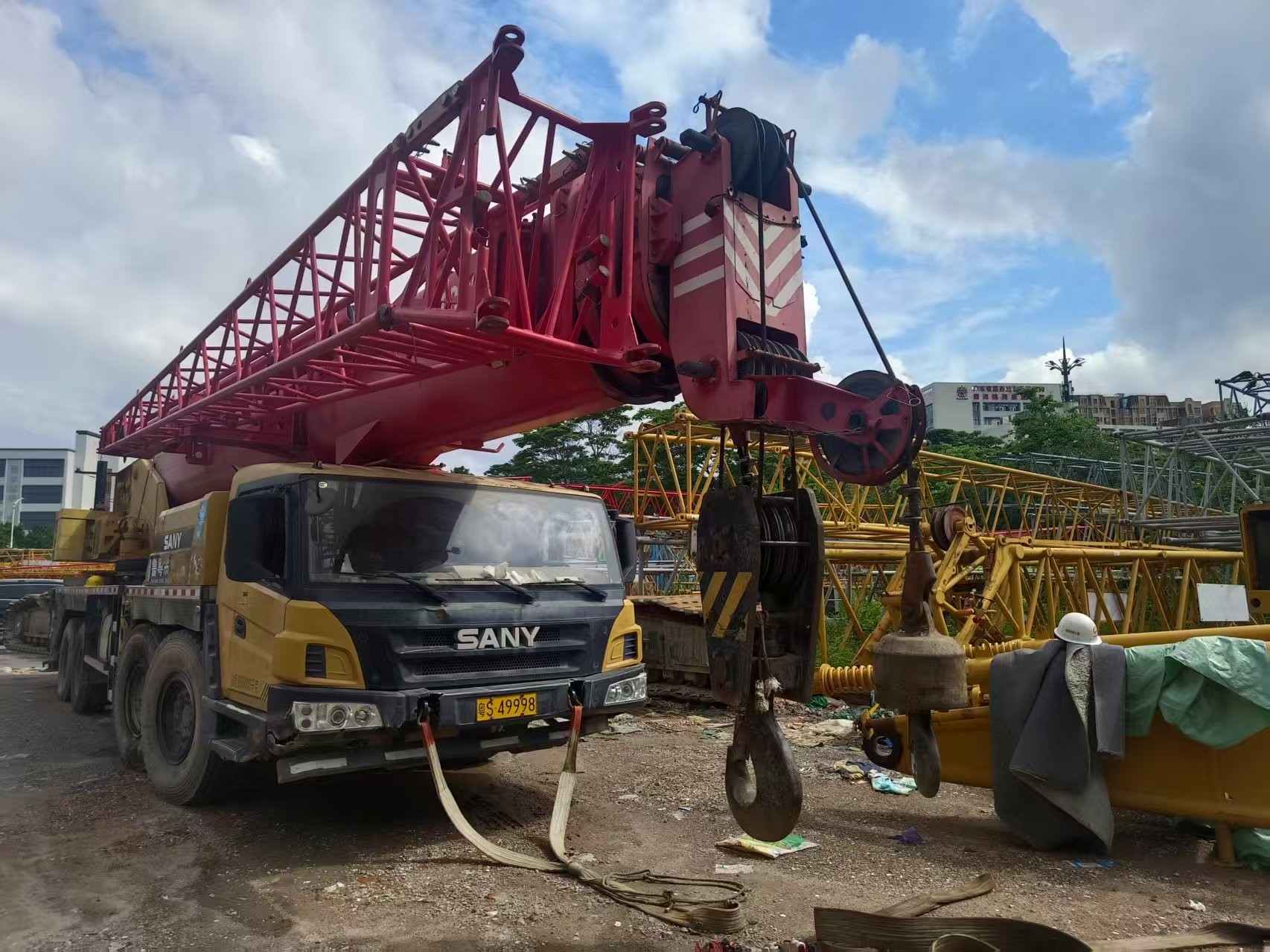 STC800 80 Ton Truck Crane Powered by Weichai Engine and 5 Crane Jib
