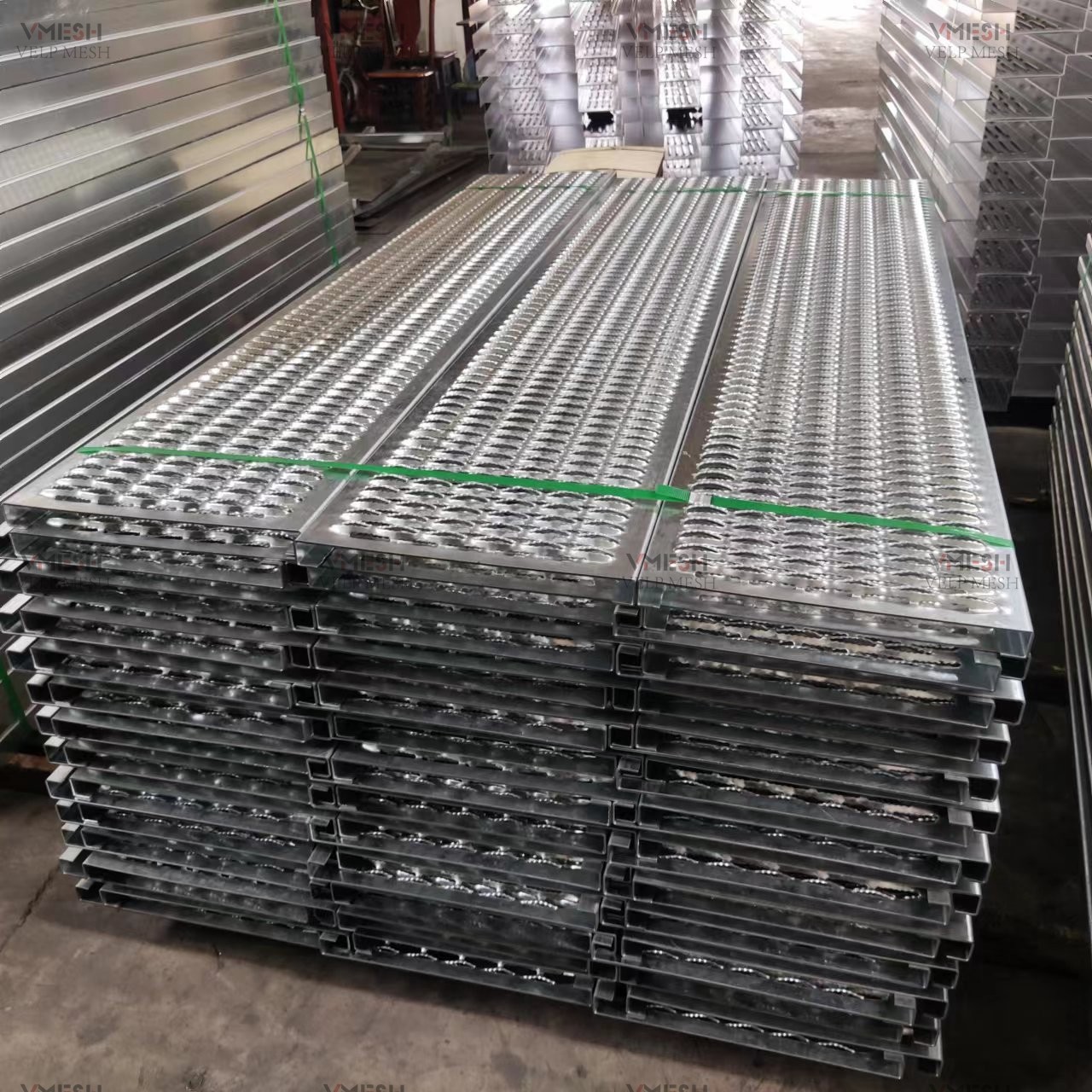 Slip Resistance 2.5mm Thickness Aluminum Metal Ladder Rungs Galvanized