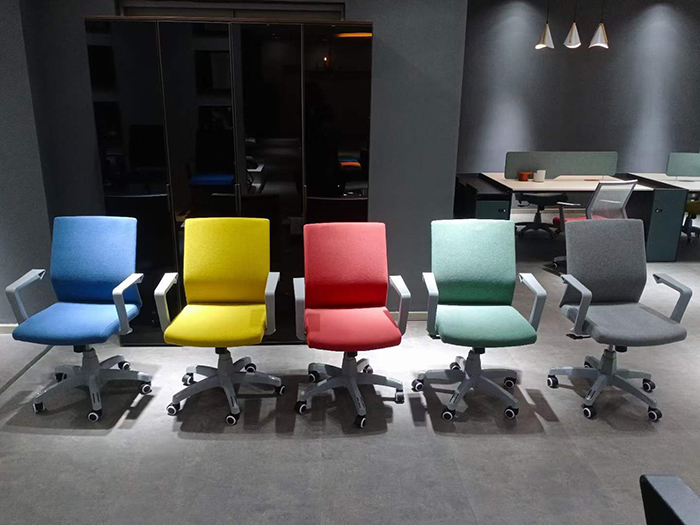 Adjustable Height Ergonomic Office Chair with Breathable Mesh and Rotating Wheels
