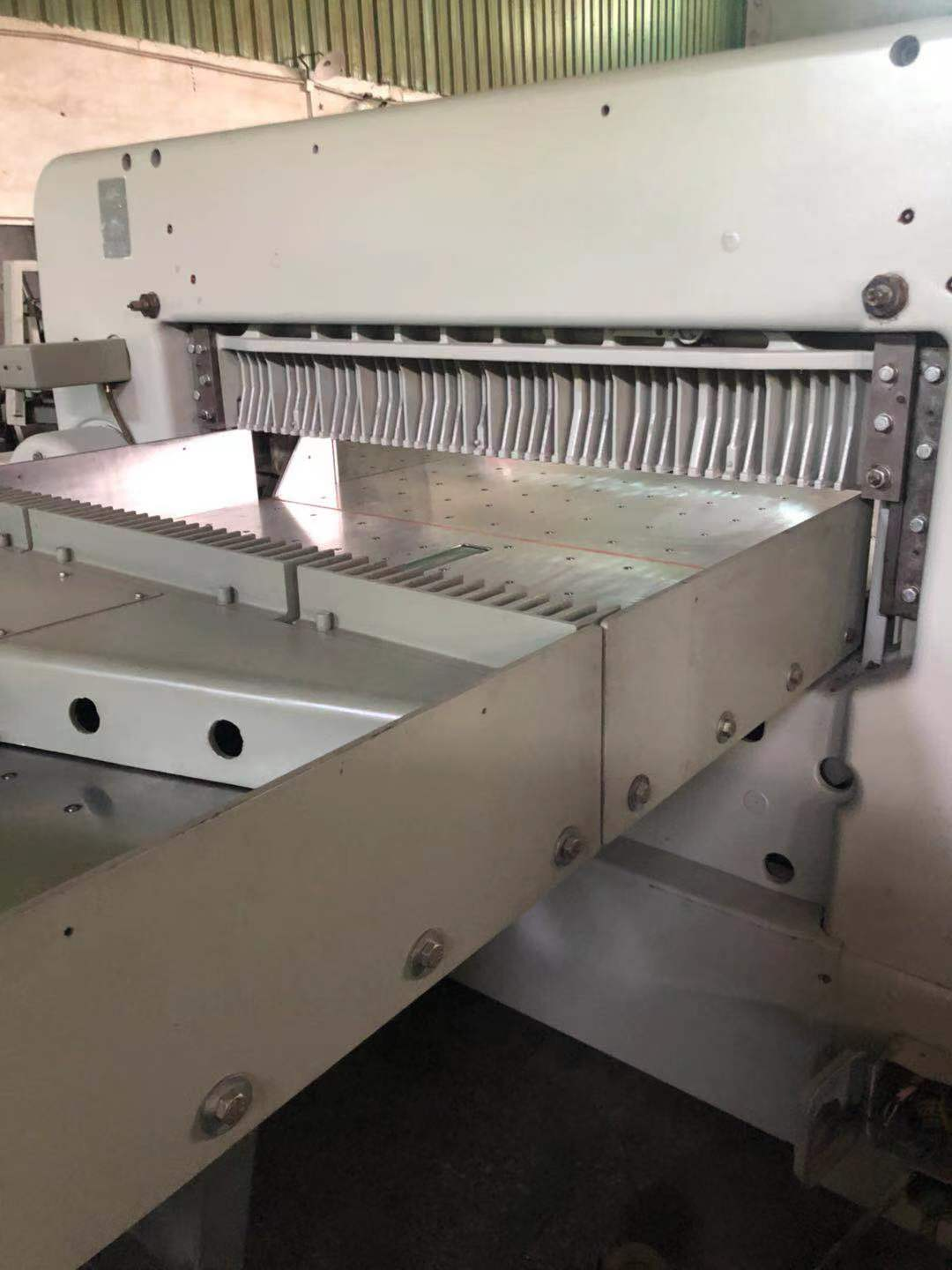 Used Polar Guillotine Electric Paper Cutter Machine 4000 KG for Fast and Easy Cutting