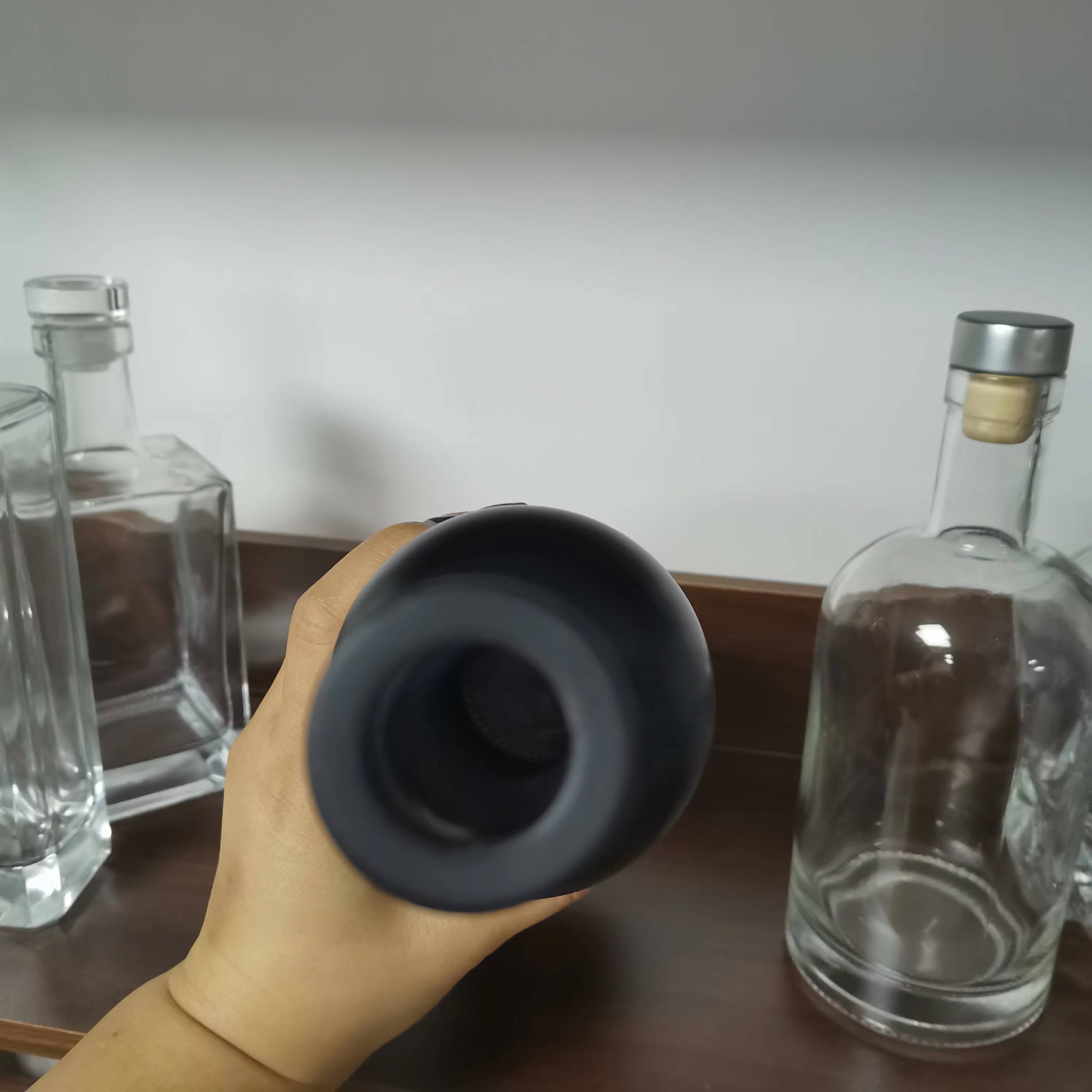 Custom 250ml 500ml 700ml 750ml Matte Black Color Round Long Neck Spirit Glass Bottle