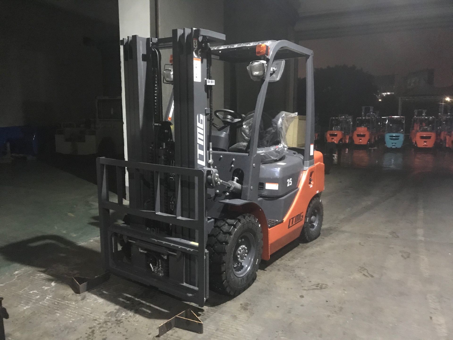 4.5m Triple Mast 2.5 Ton Diesel Forklift Truck With Side Shift Railway Station Applied