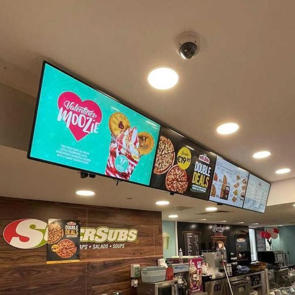 Wall Mounted Digital Display with 178° Viewing Angle and 3840x2160 Resolution for Semi-Outdoor Advertising