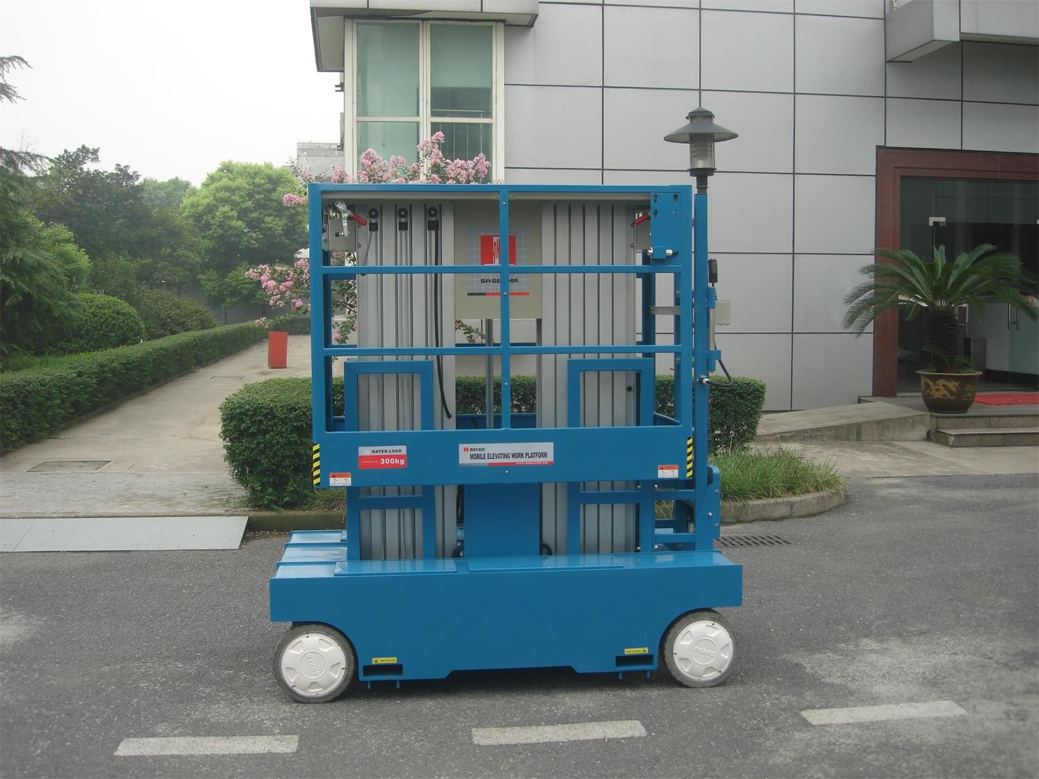Self Propelled Truck Mounted Aerial Lift Dual Mast For Office Buildings