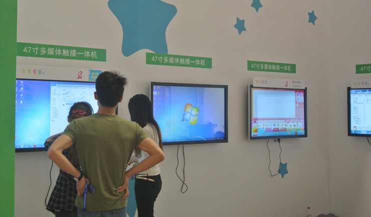 Hot sale 55 to 84 inch interactive tv touch screen whiteboard, all in one pc touch screen monitor with 4K UHD Resolution