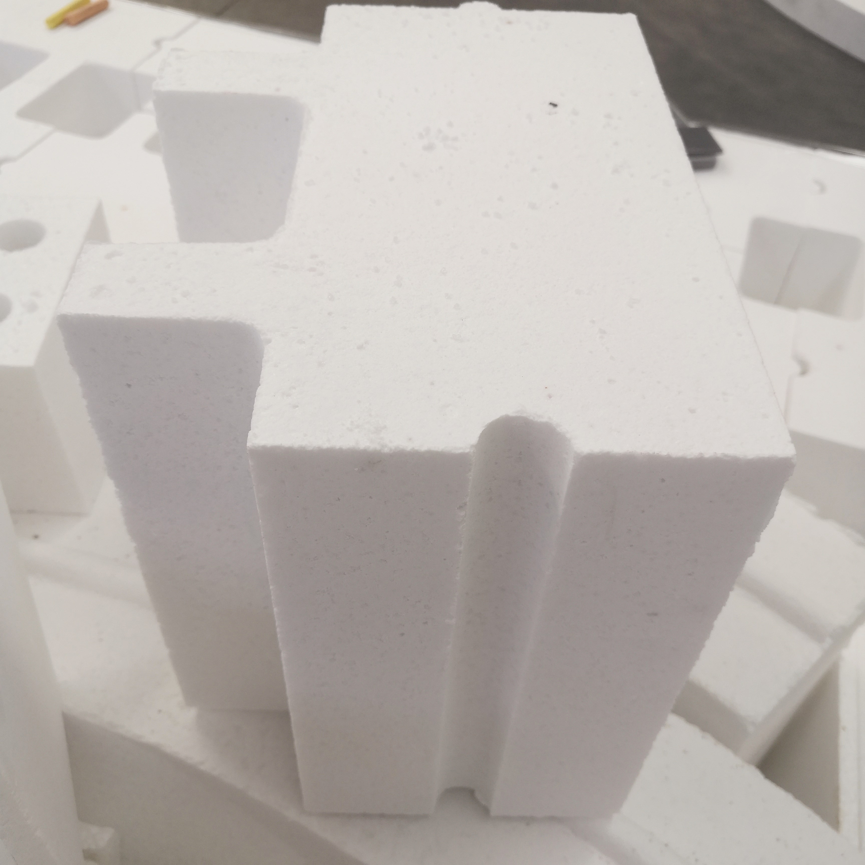 Henan Offers High Cold Crush Strength 80Mpa Corundum Brick for Heat Treatment Furnace