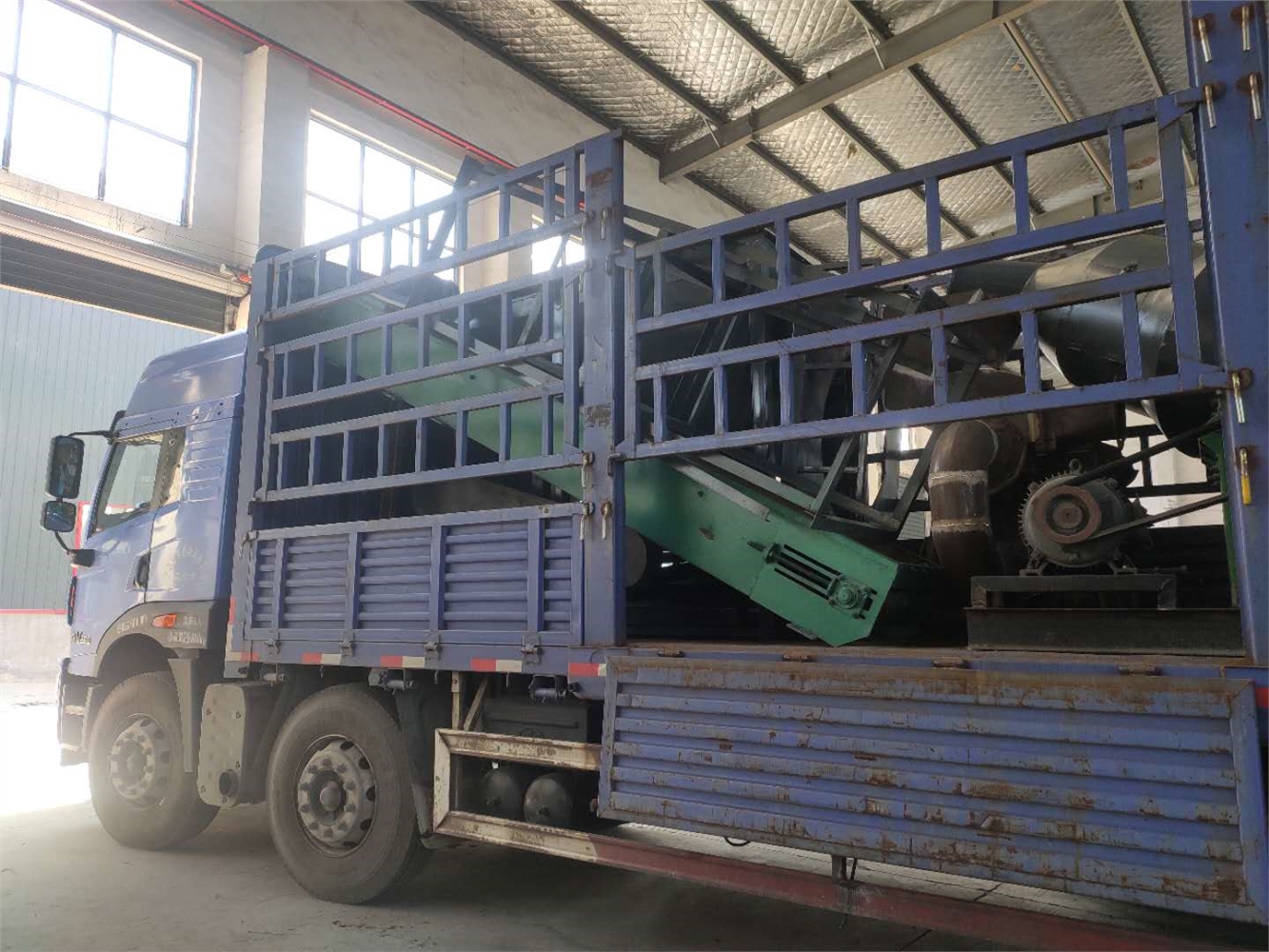 21000 KG Tyre Shredder Crushes Tyres into Rubber Pieces for Rubber Powder Production