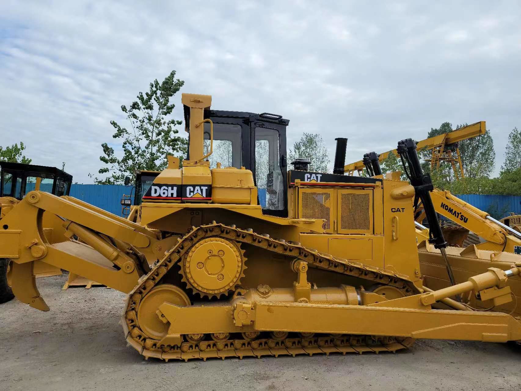 Robust Used Bulldozer Caterpillar D6H For Earthmoving Construction Projects