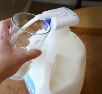 Electric Small Kitchen Tools Plastic Automatic Drink Dispenser For Milk Juice