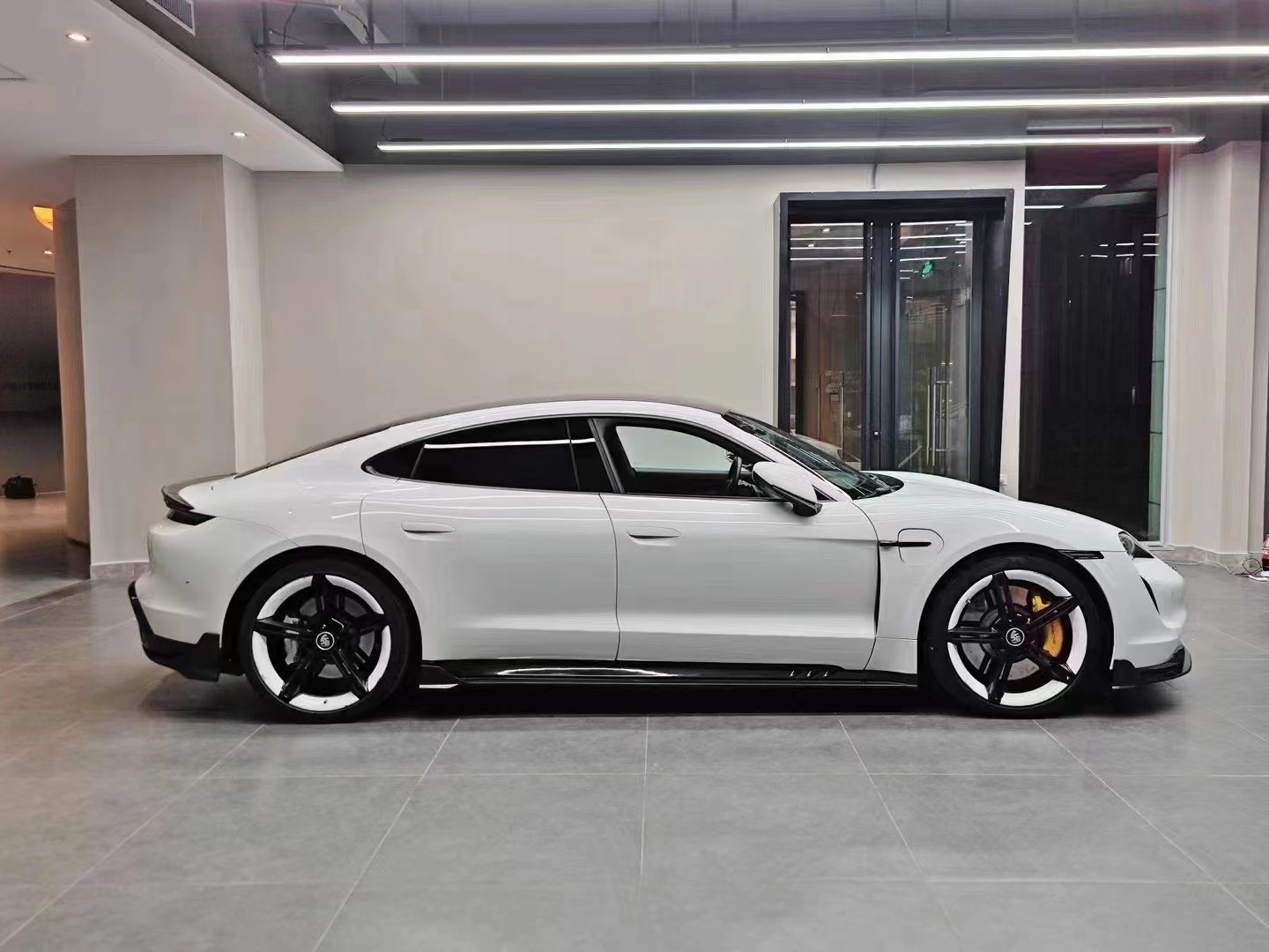 Dry Carbon Fiber Carbon Fibre Body Kit for Porsche Taycan Taycan Upgrade PAKTECHZ Style Front Shovel Diffuser Spoiler Body Kit