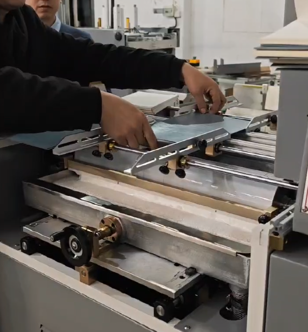 Semi Auto Cover Casing In Machine auto case delivery precise alignment creasing