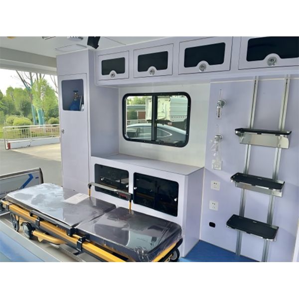 Right Hand 4*4 4 Wheel Drive Ambulance Truck Fist Aid Vehicle SHACMAN Cabin Ambulance Diesel 240Hp Medical Equipment Stretcher